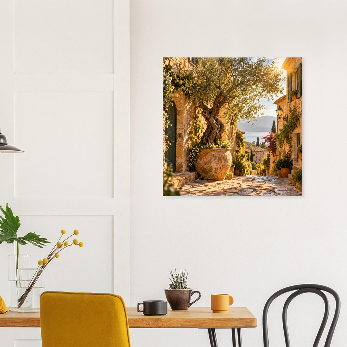 Mediterranes Poster mit mediterranem Steinpfad, üppigem Baum und Keramikvase
