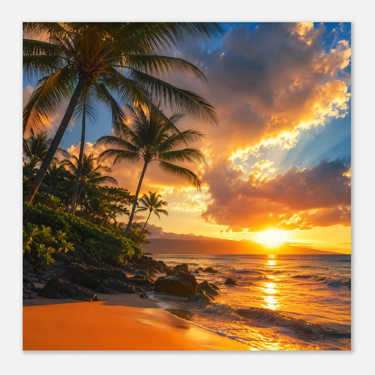 Strandposter mit Palmen, Felsen und Strand bei Sonnenuntergang mit leuchtenden Wolken