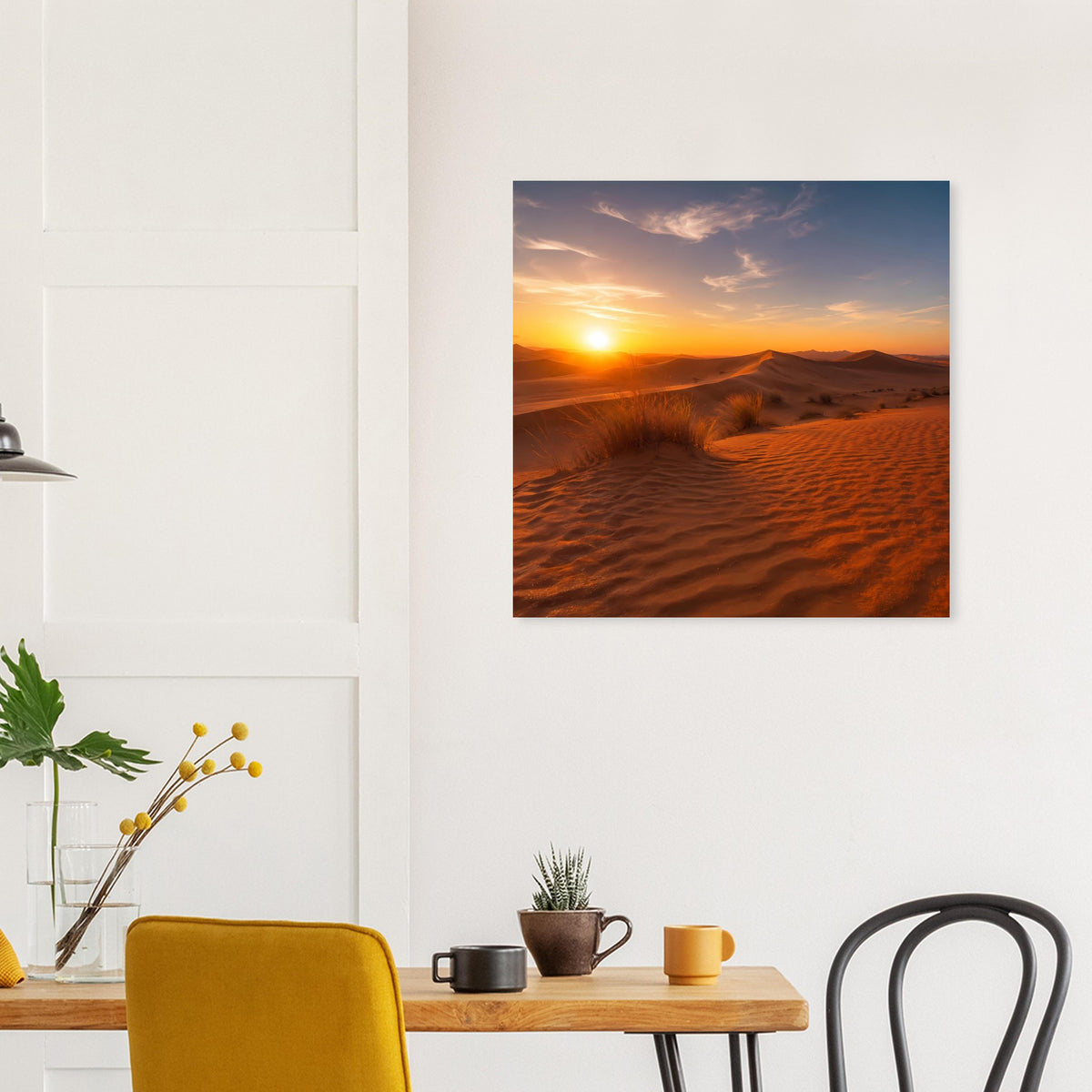 Poster mit gewellten Sanddünen im Sonnenuntergang und hellgelbem Sonnenkranz