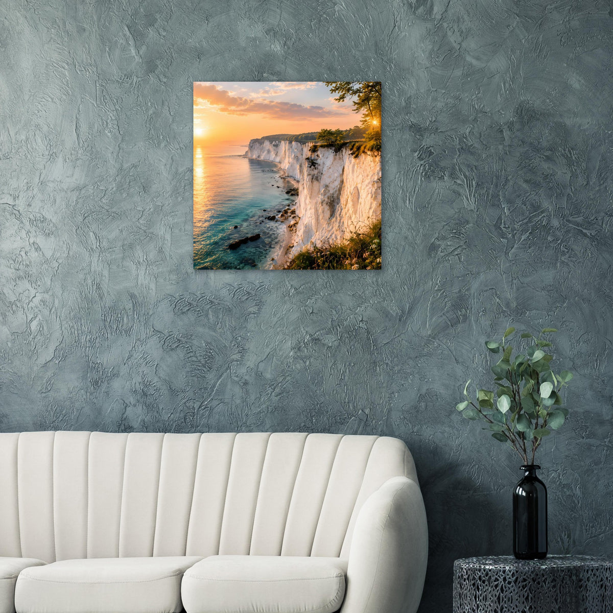 Poster mit Steilküste, Wellen am Ufer und orangefarbenem Sonnenuntergang am Horizont