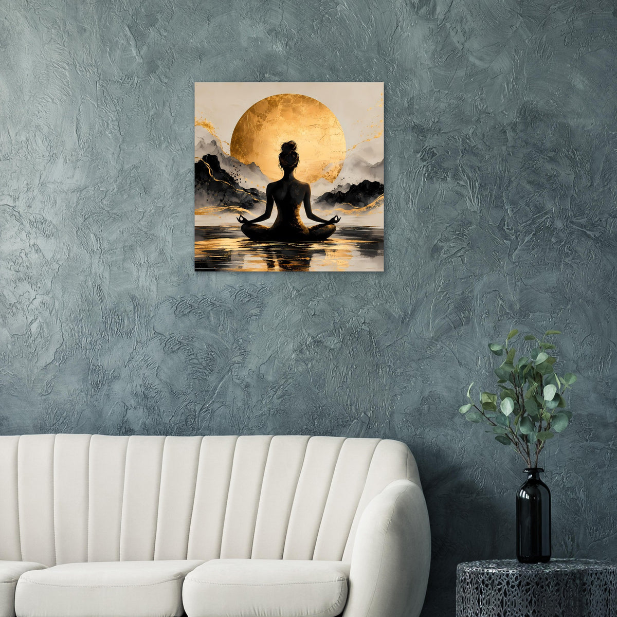 Quadratisches Poster mit Meditations-Silhouette im goldenen Sonnenkreis über Wasser