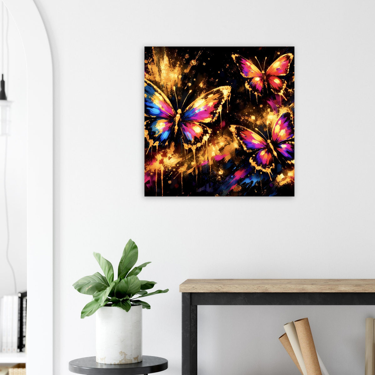 Kunstposter mit bunten Schmetterlingen im schwarzen Rahmen an der Wand
