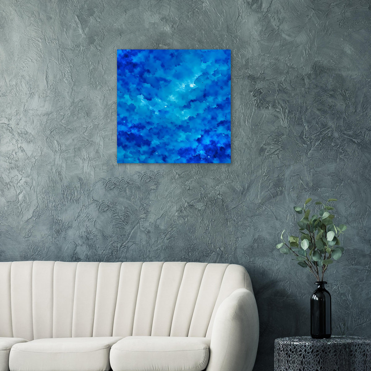 Blaues abstraktes Kunstposter mit Wolkeneffekt, quadratisch, über Sofa