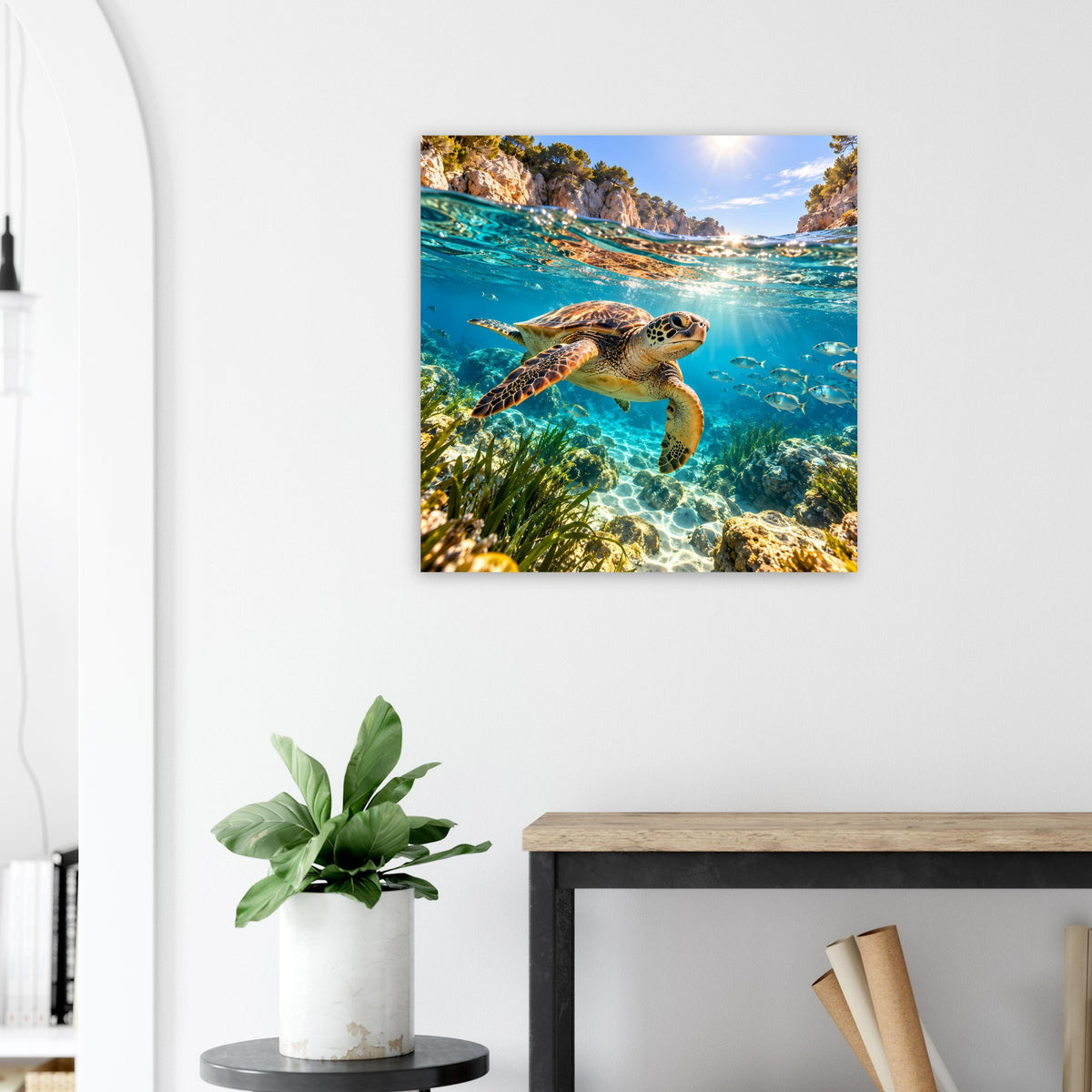 Quadratisches Wandposter mit Meeresschildkröte im klaren Meerwasser und Algen