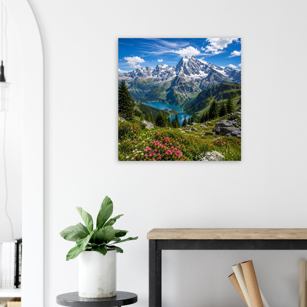 Alpenlandschafts-Poster mit Bergkette, blauem See und Wiesenblumen