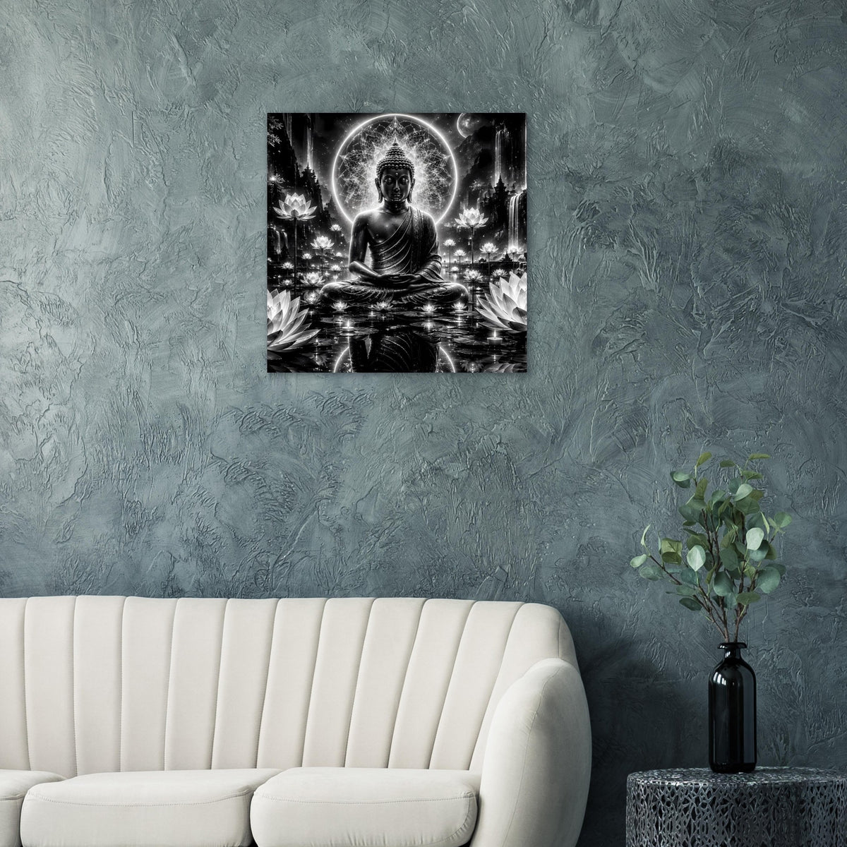 Buddha-Poster Schwarzweiß: meditierender Buddha mit Kreis-Halo über Lotus-Details