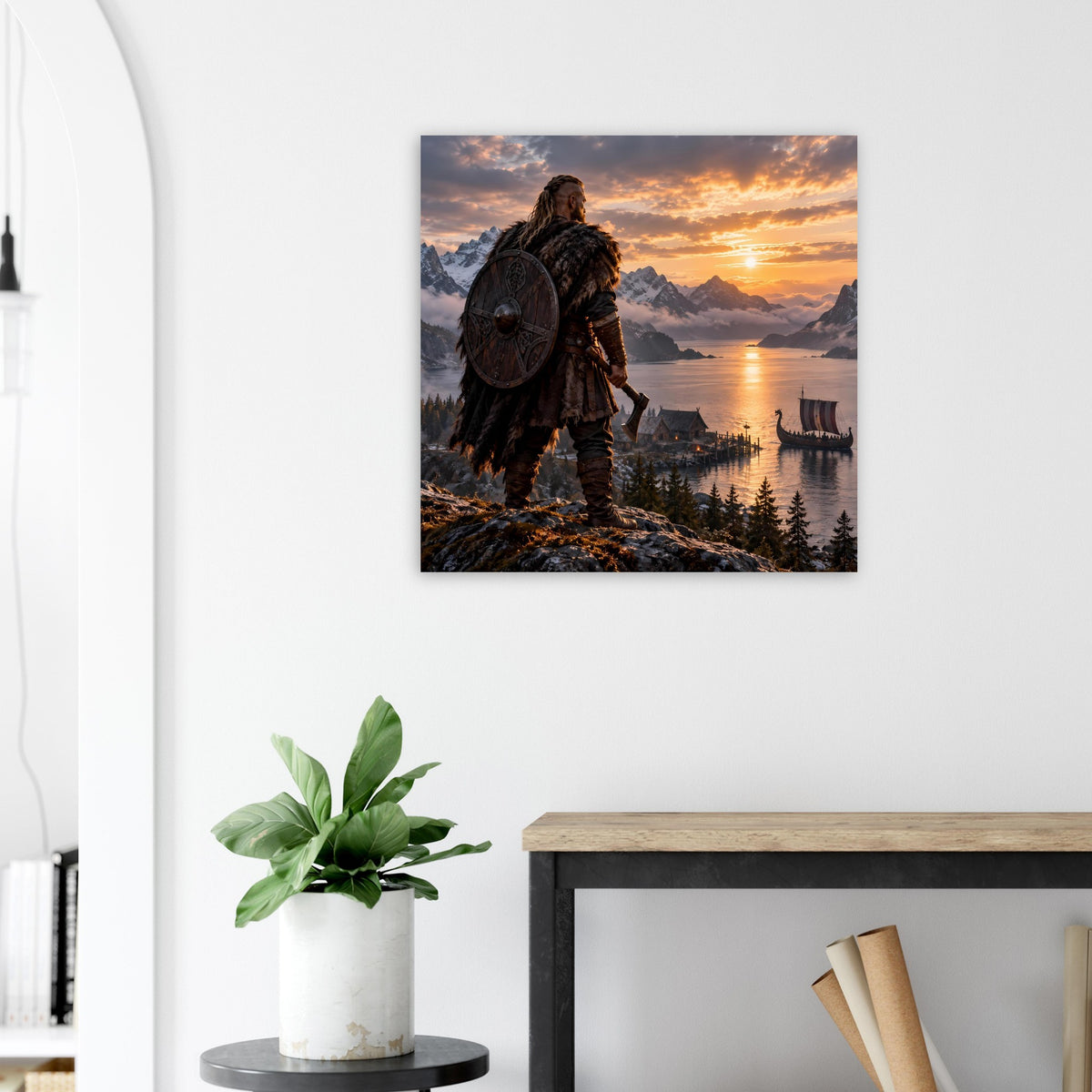 Gerahmtes Poster mit Wikinger und Rundschild am Fjord, orangefarbener Sonnenuntergang