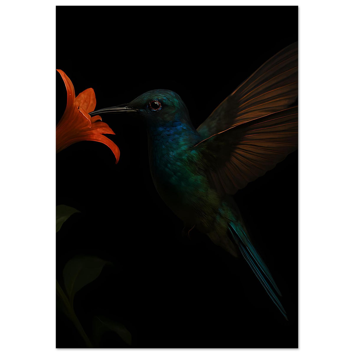 Vertikaler Kunstdruck: grüner Kolibri mit orangefarbener Blüte und langen Schwanzfedern