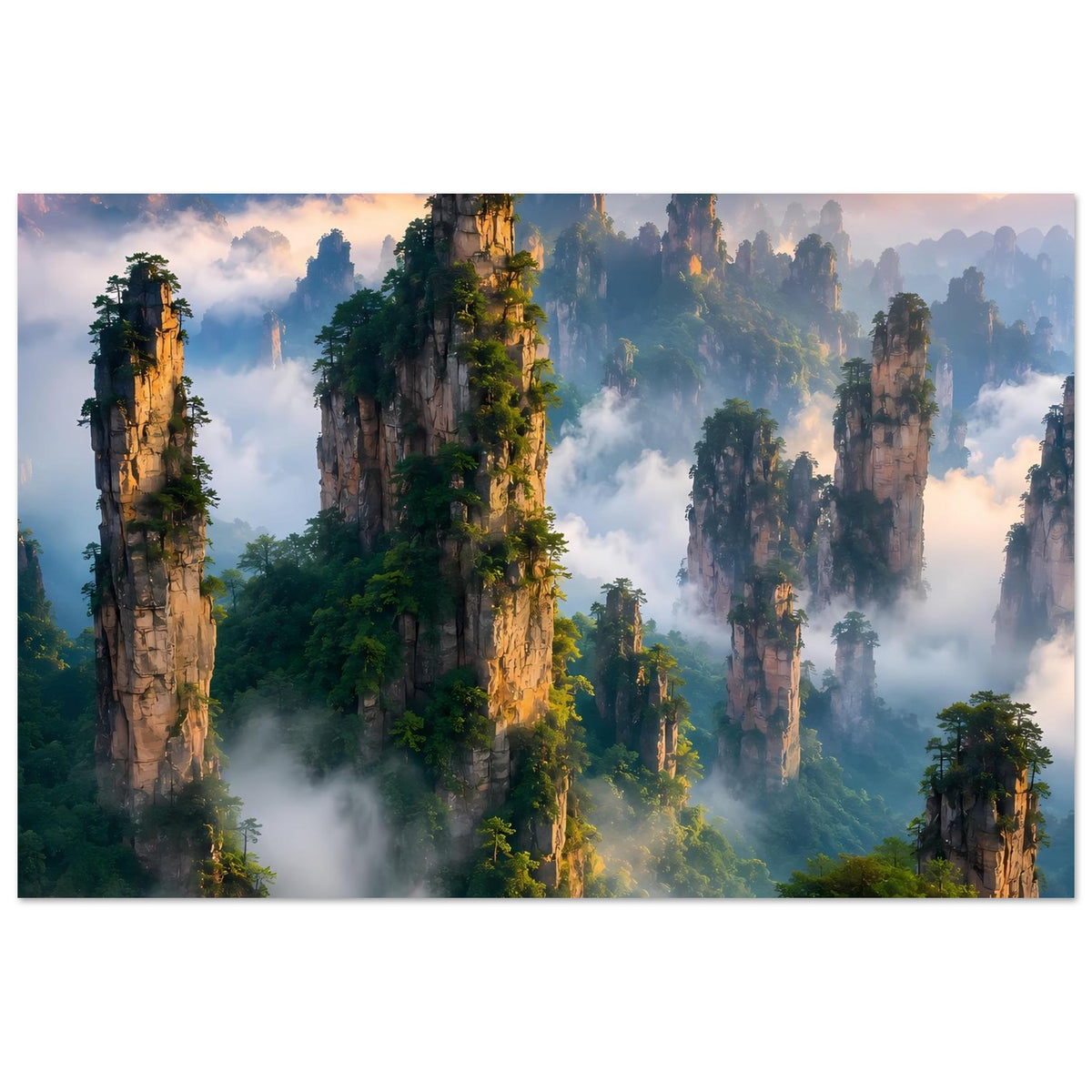 Horizontales Poster mit Dschungeltürmen bei Sonnenaufgang, dichtem Nebel und Grün