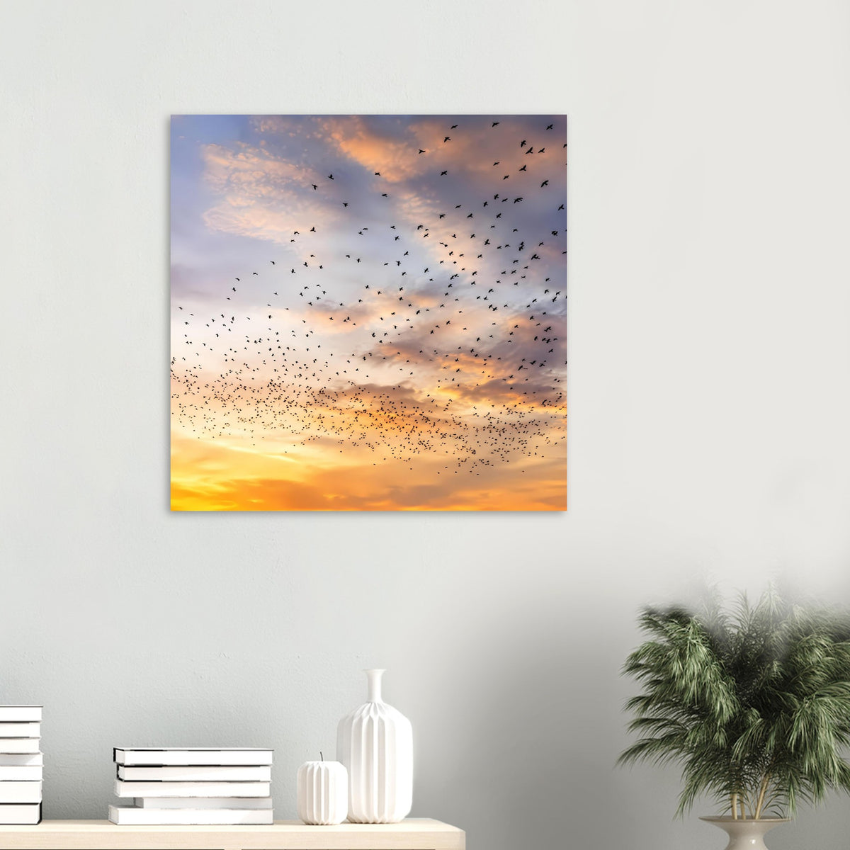Quadratisches Kunstdruckposter: Vogelschwarm über Sonnenuntergang, warmes Goldorange im Himmel
