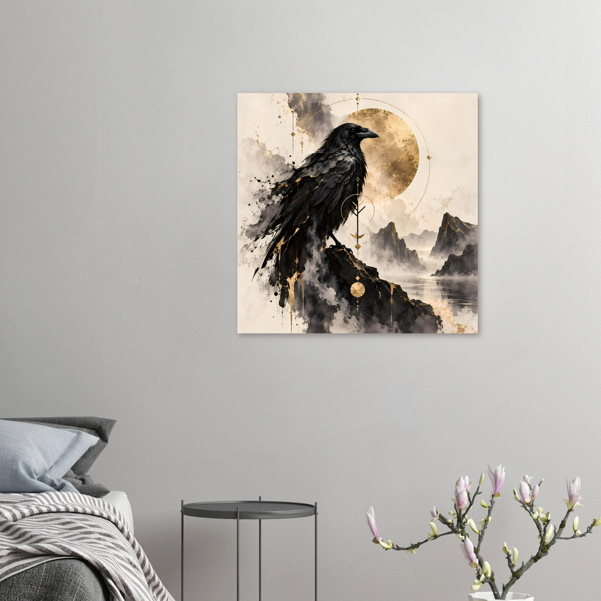 Kleines Vogelkunst-Poster: schwarzer Rabe mit goldenen Akzenten und Mondkreis