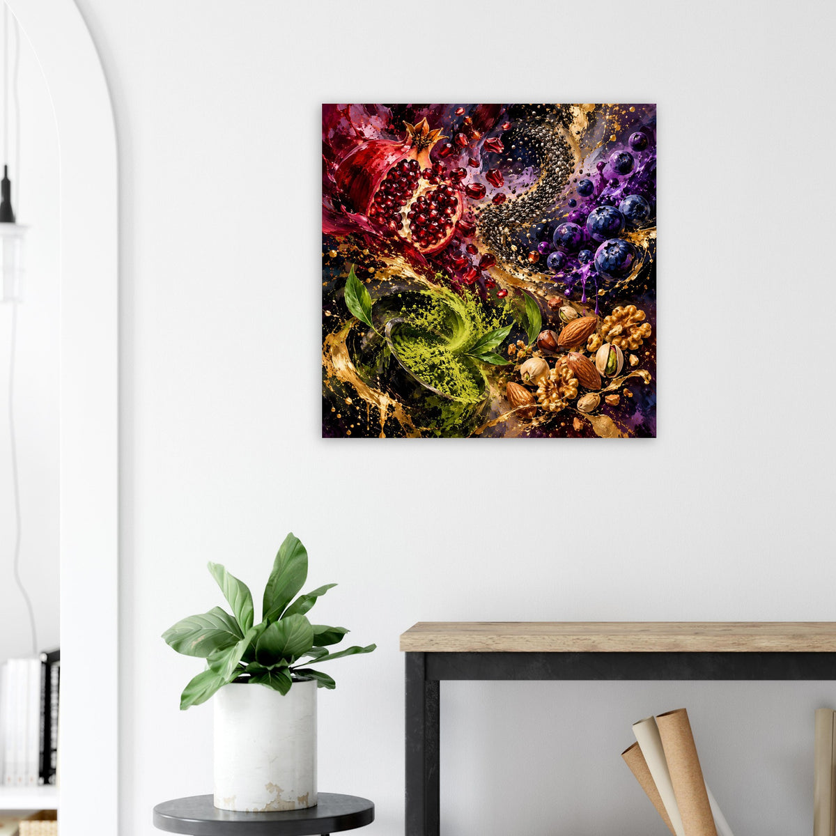 Kleines quadratisches Poster mit buntem Beeren- und Nussmotiv an weißer Wand
