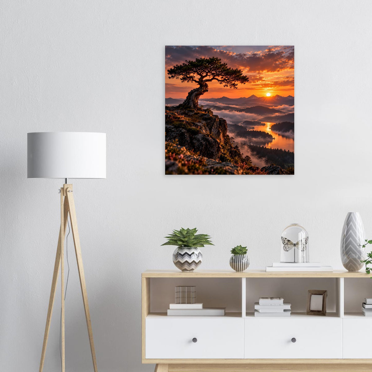 Poster mit Landschaft bei Sonnenuntergang: Baum auf Klippe mit spiegelndem Gewässer