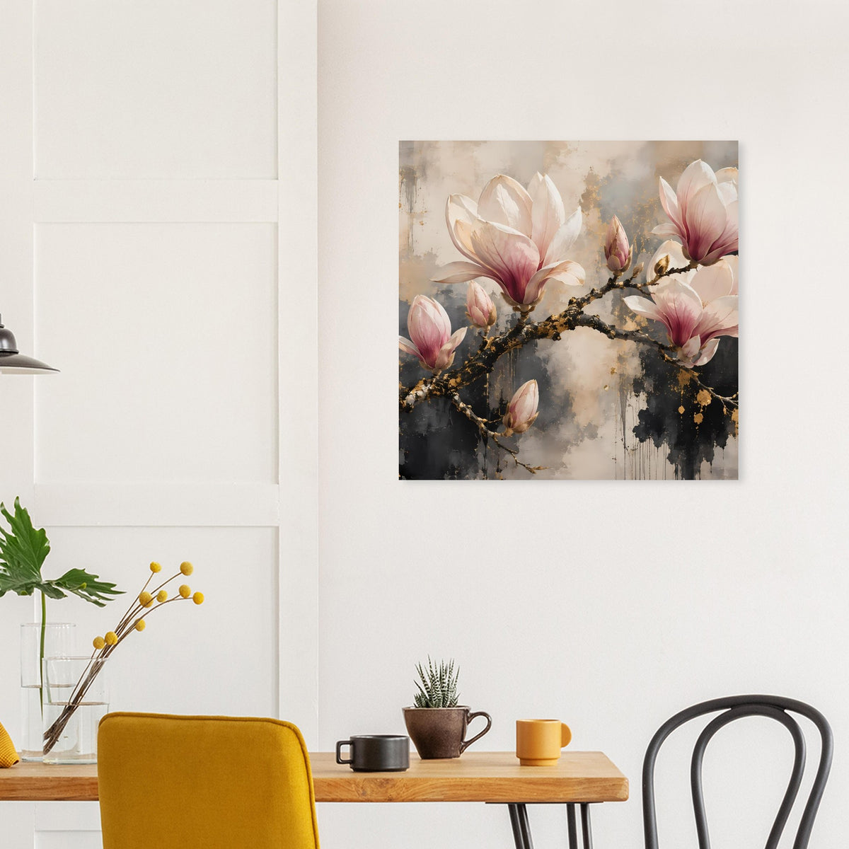Quadratisches Poster mit Magnolienblüten, dunklem Astwerk und goldfarbenen Akzenten