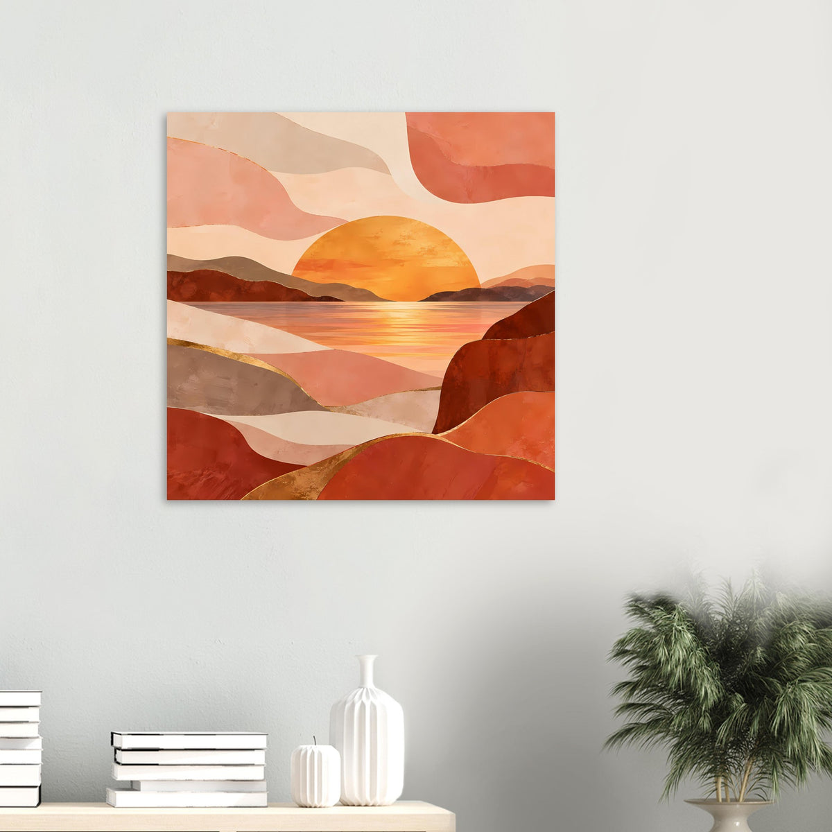 Quadratisches Poster mit warmen Erdfarben, großer Sonne am Horizont, Berge und Wasserlinie