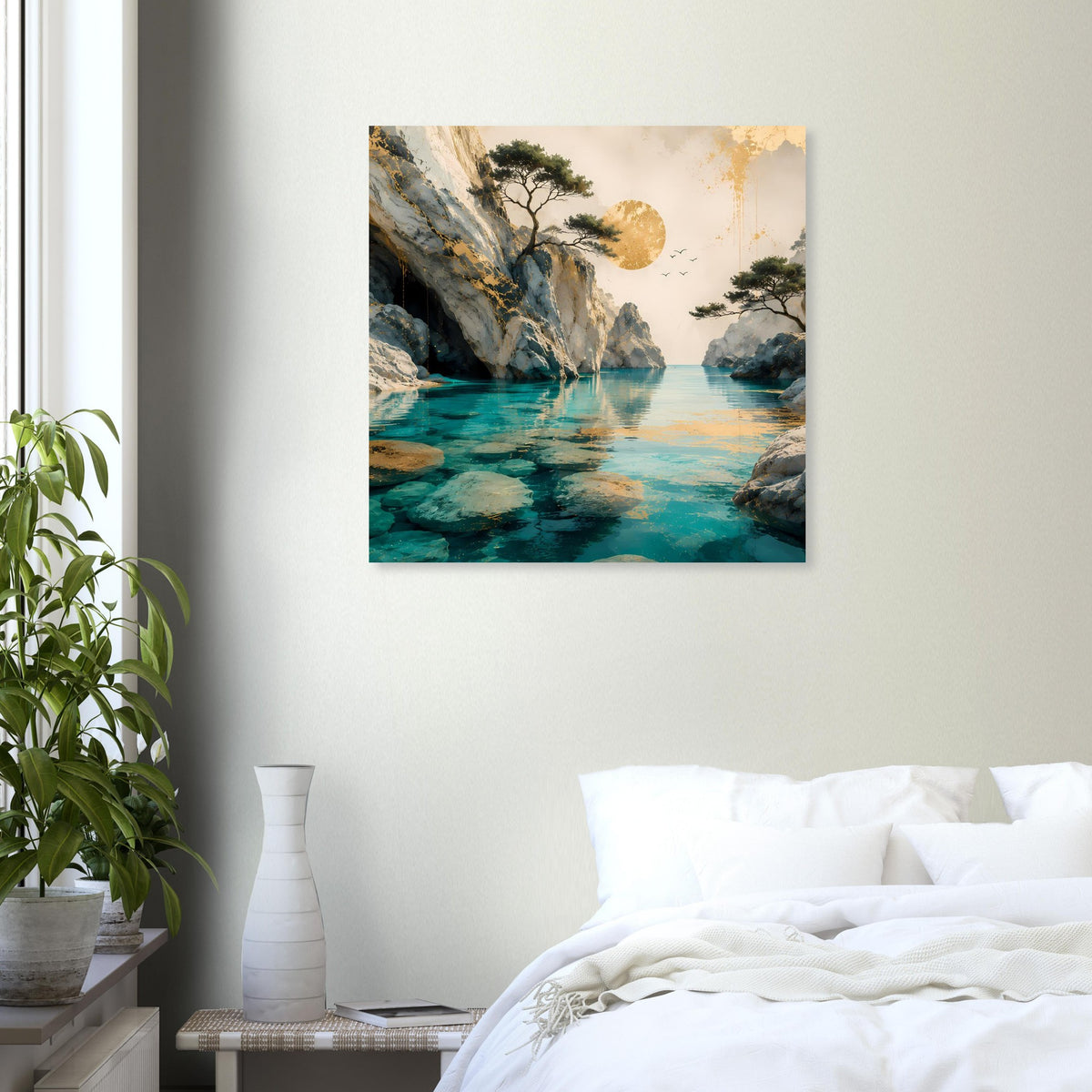 Quadratisches Wandposter Küstenlandschaft: türkisblaues Meer, Felsen, Bäume und goldener Mond