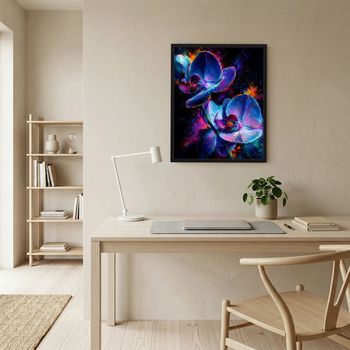 Gerahmtes Poster mit abstrakten Orchideenblüten in Blau und Pink auf schwarzem Hintergrund