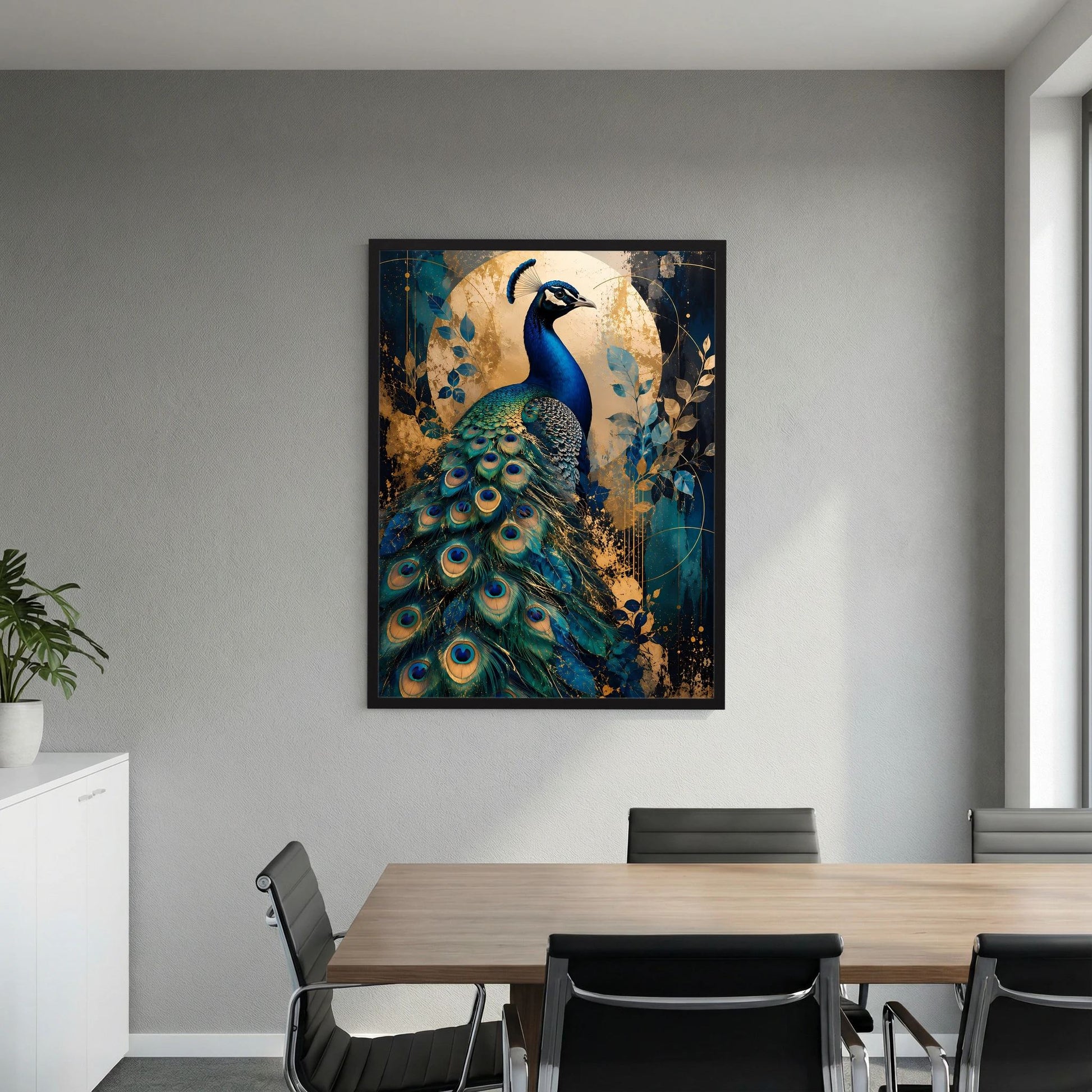 Gerahmtes Hochformat-Poster mit blauem Pfau und goldenem Farbverlauf, kunstvoller Blickfang.
