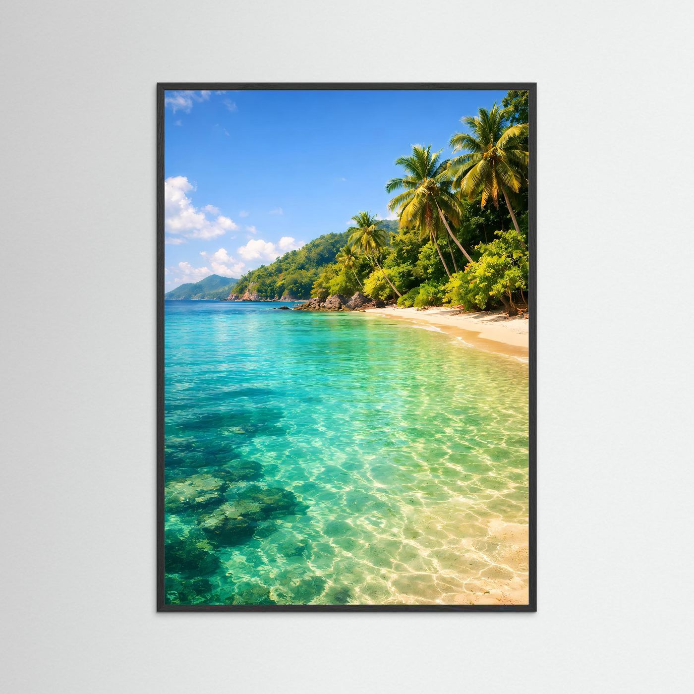 Strandposter mit schwarzem Rahmen: türkisgrünes Wasser, Sandstrand und Palmen