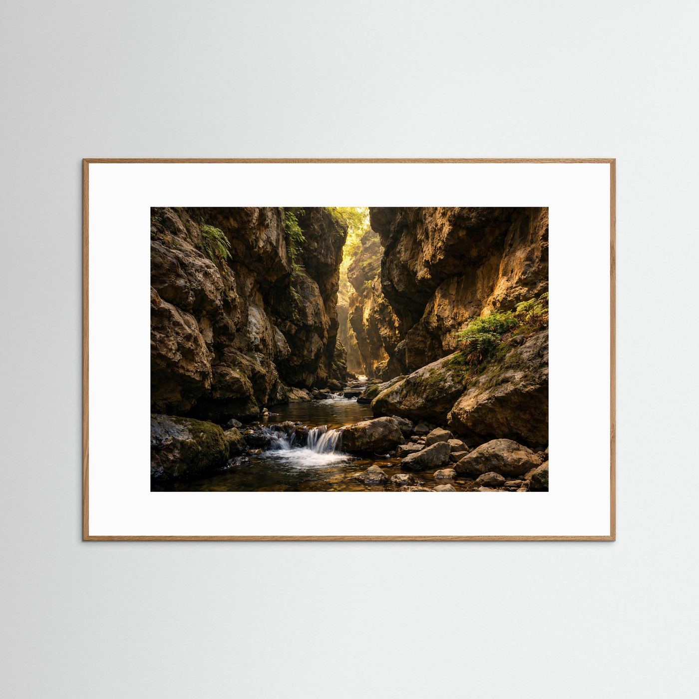 Geheimnisvolle Felsenschlucht im Sonnenlicht | Natur & Fluss Poster Querformat