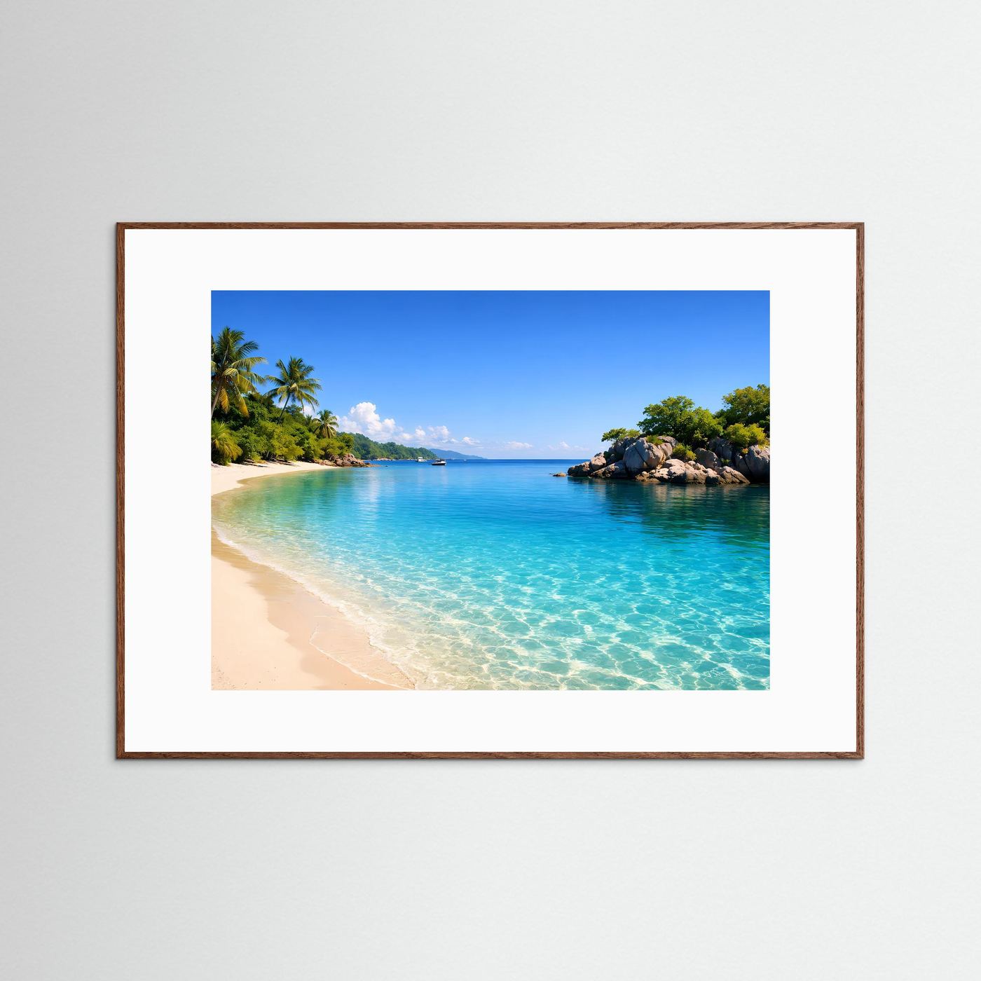 Querformat-Poster mit tropischem Strandmotiv im dunkelbraunen Holzrahmen