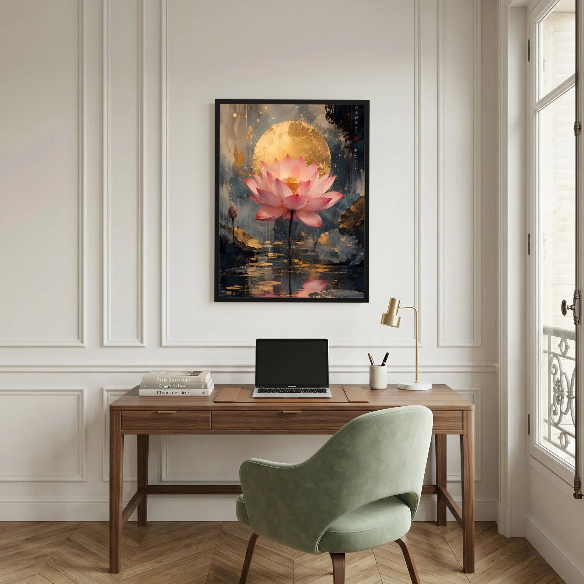 Wandposter mit rosa Lotusblüte, goldener Sphäre, dunklem Wasser und schimmernden Details