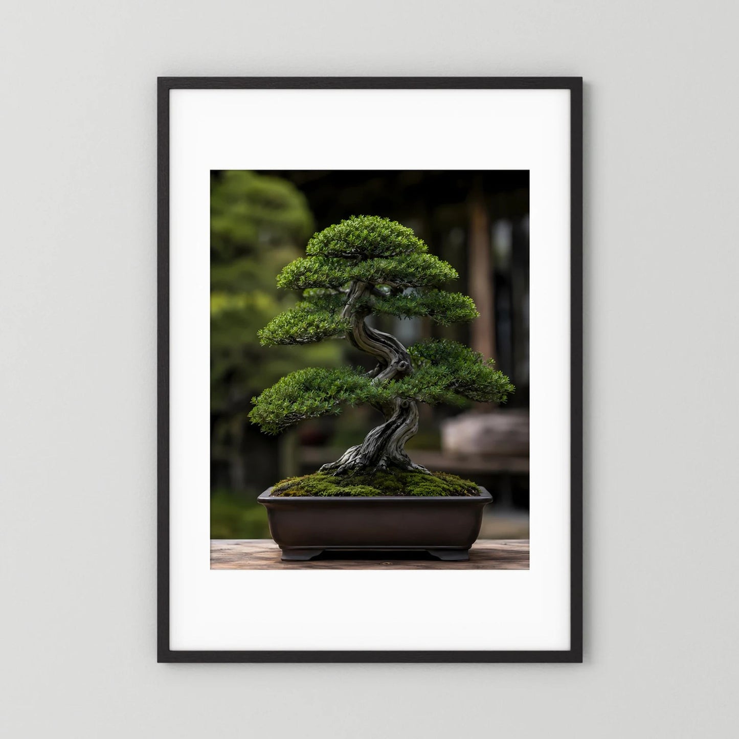 Hochformat-Poster mit Bonsai in Schale: grünes Blattwerk und dunkler Stamm im schwarzen Rahmen.