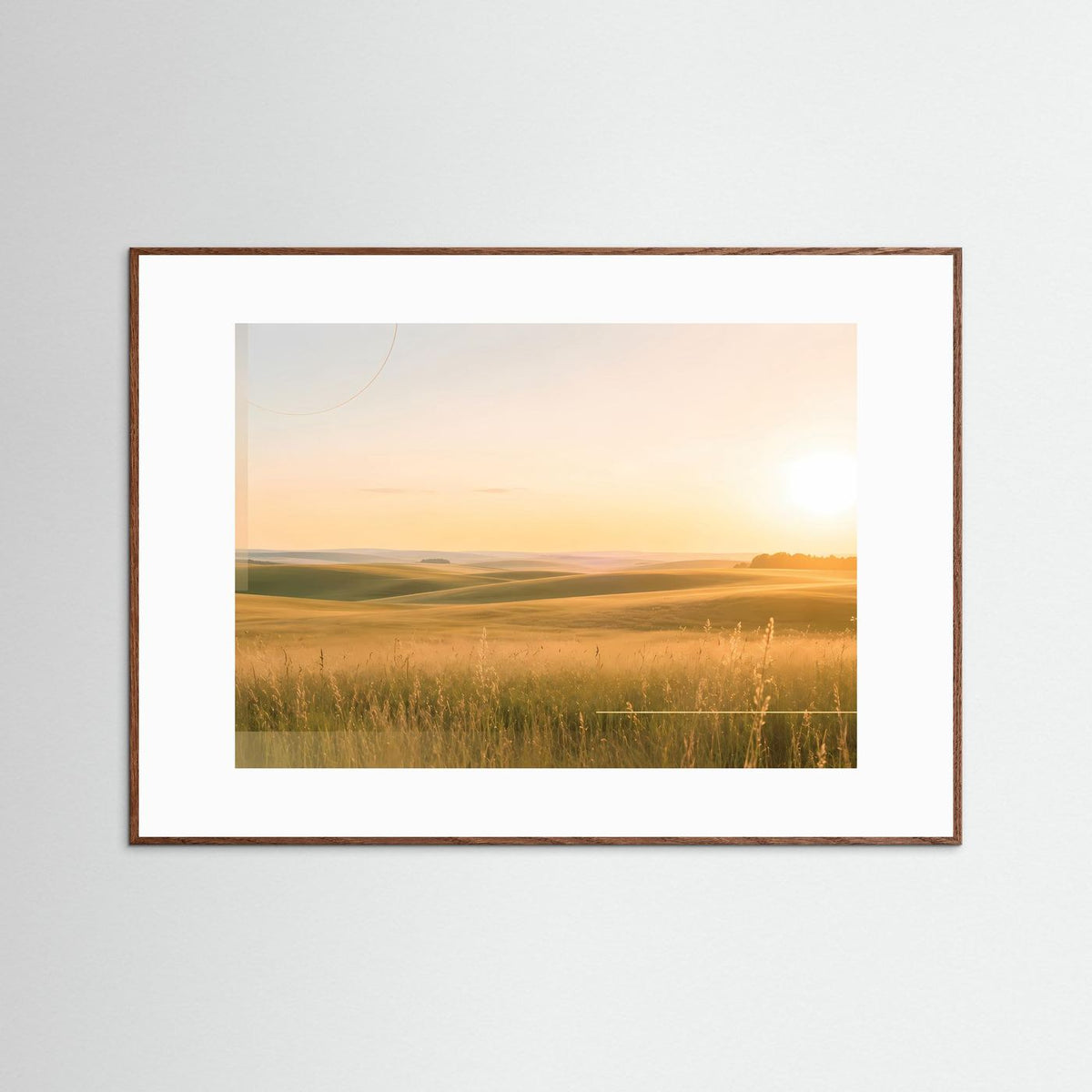 Querformat-Poster mit Wiesenlandschaft bei Sonnenuntergang, dunkler Holzrahmen