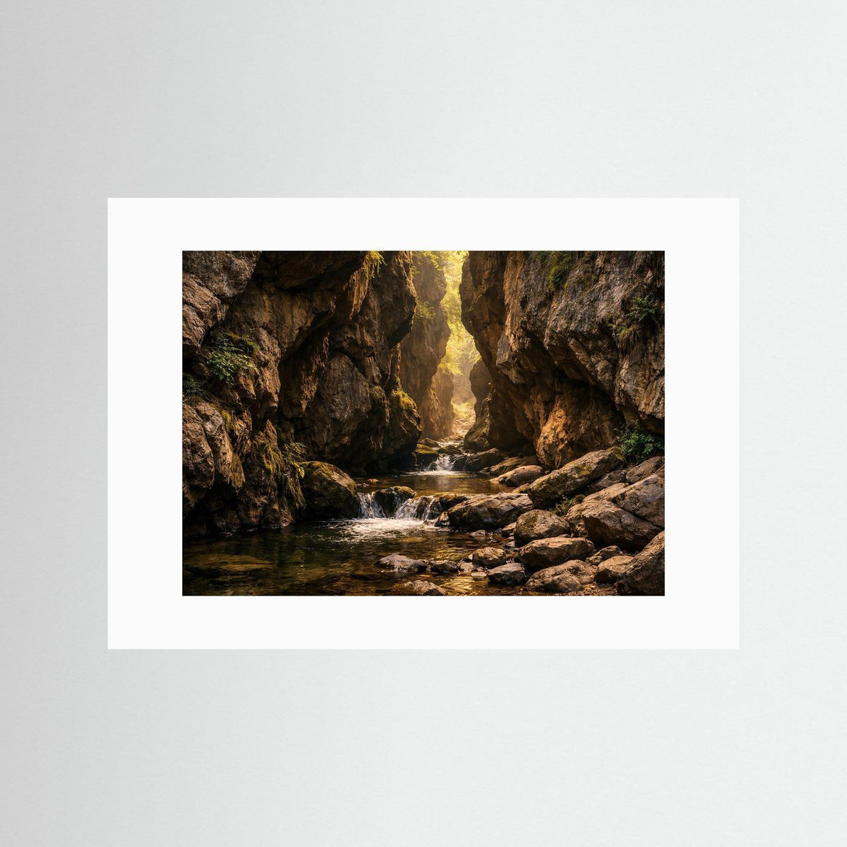 Schluchtposter im Querformat mit Fluss zwischen Felsen und hellem Passepartout.