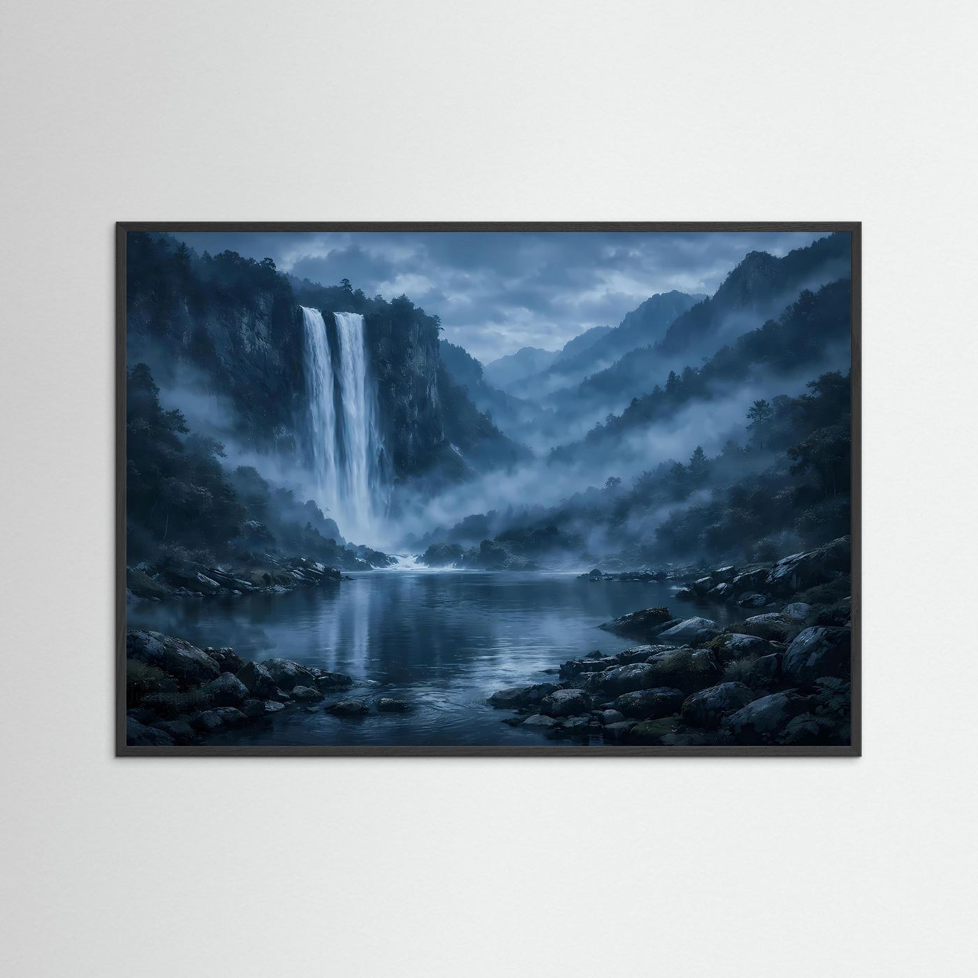Wandbild Querformat mit Wasserfall, Nebelwald und Flussfelsen; dunkler Rahmen
