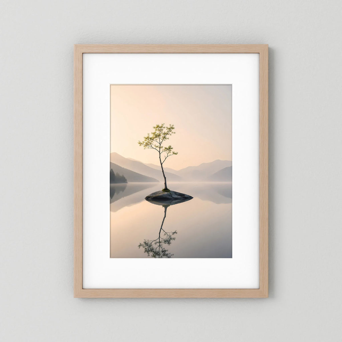 Einsamer Baum im Bergsee | Minimalistische Landschaft mit Spiegelung | Poster Hochformat