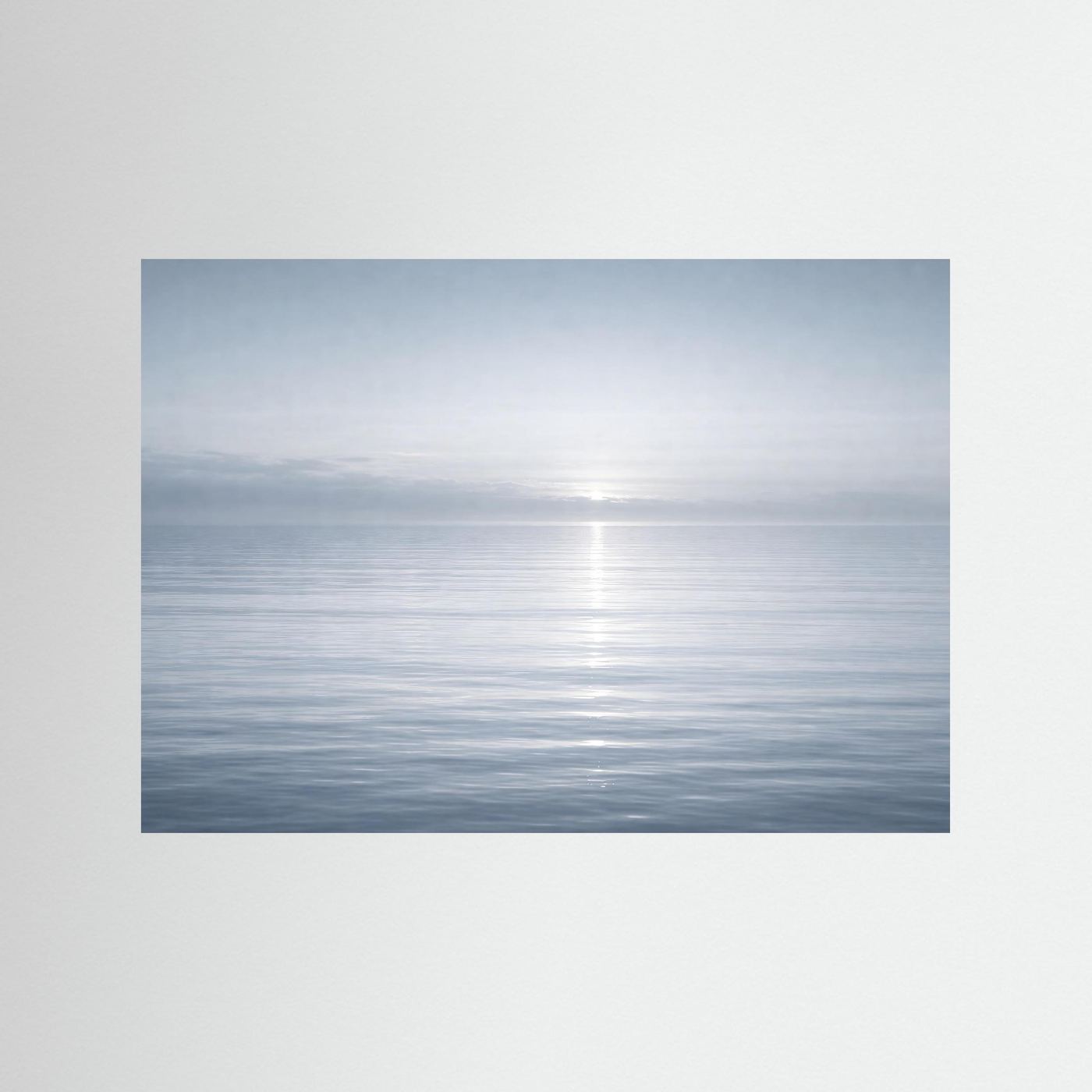 Meerpanorama-Poster mit nebligem Horizont über ruhigem Wasser, Querformat