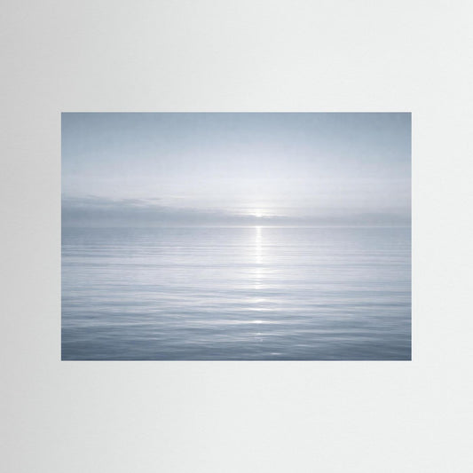 Meerpanorama-Poster mit nebligem Horizont über ruhigem Wasser, Querformat