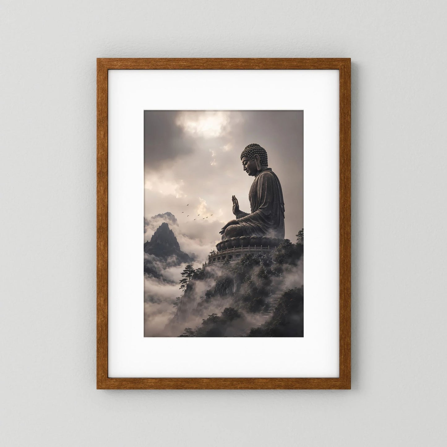 Poster (Hochformat) mit Buddha-Statue im Bergnebel, Rahmen aus dunklem Holz