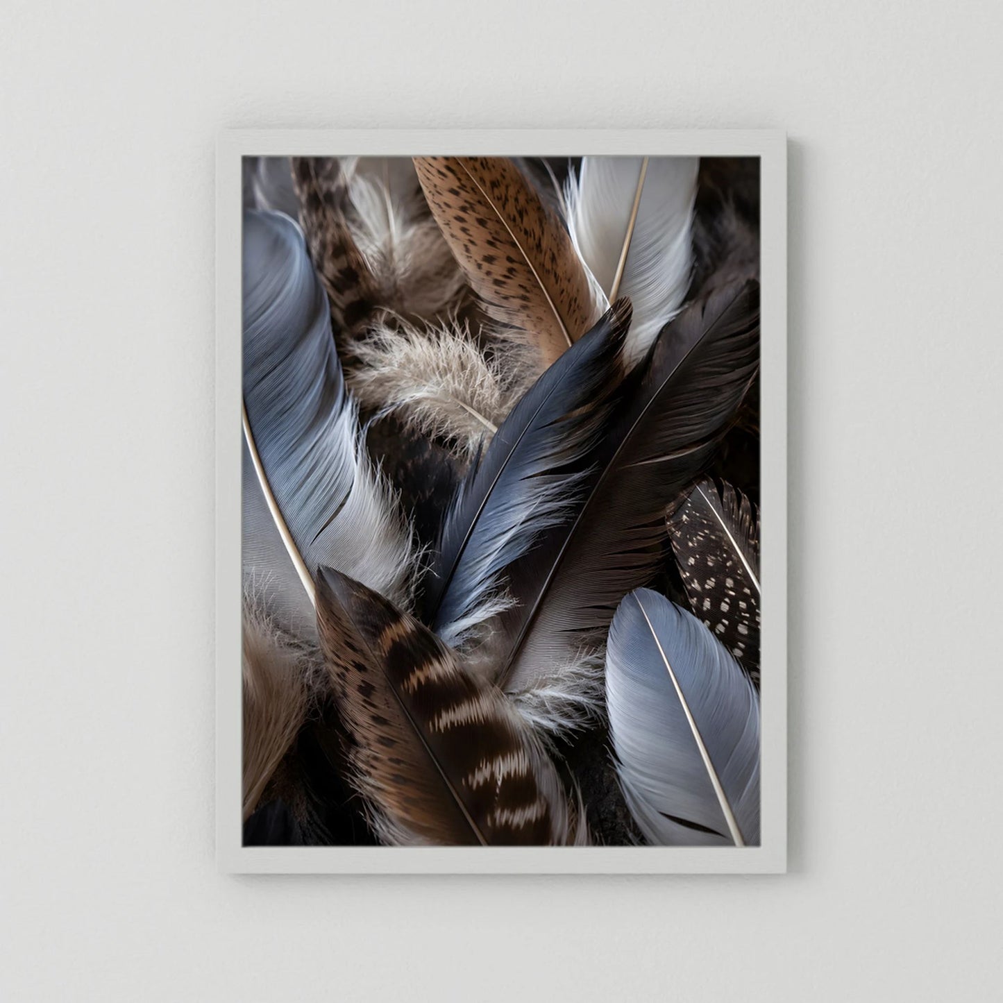 Kunstposter mit Naturfedern in Blau, Braun und Weiß im weißen Rahmen