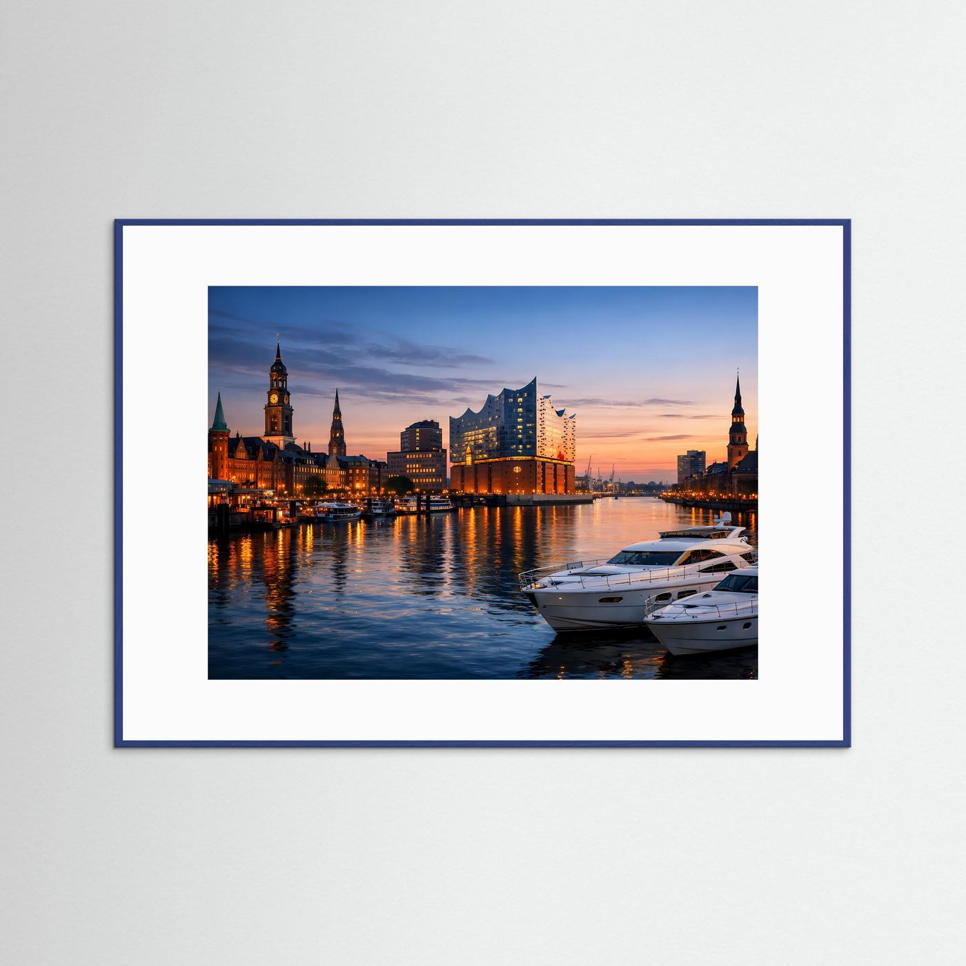 Gerahmtes Architekturposter mit blauer Umrandung: Hamburger Skyline, Elbphilharmonie & Hafenboote