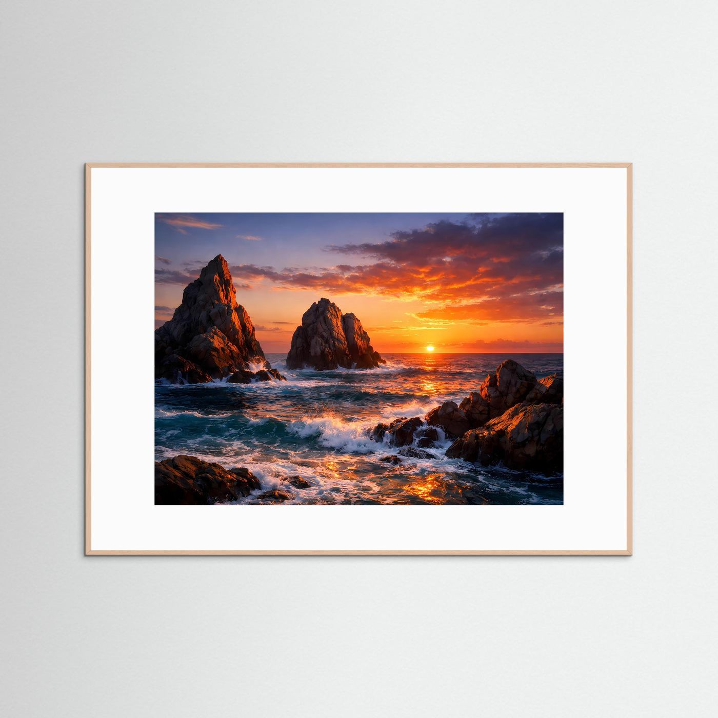 Küstenposter im Querformat mit Sonnenuntergang, Felsen und Meer, beigefarbener Rahmen