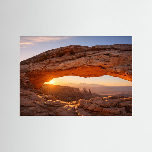 Naturposter mit Mesa-Arch: roter Felsbogen beim Sonnenaufgang, warmes Licht über der Schlucht
