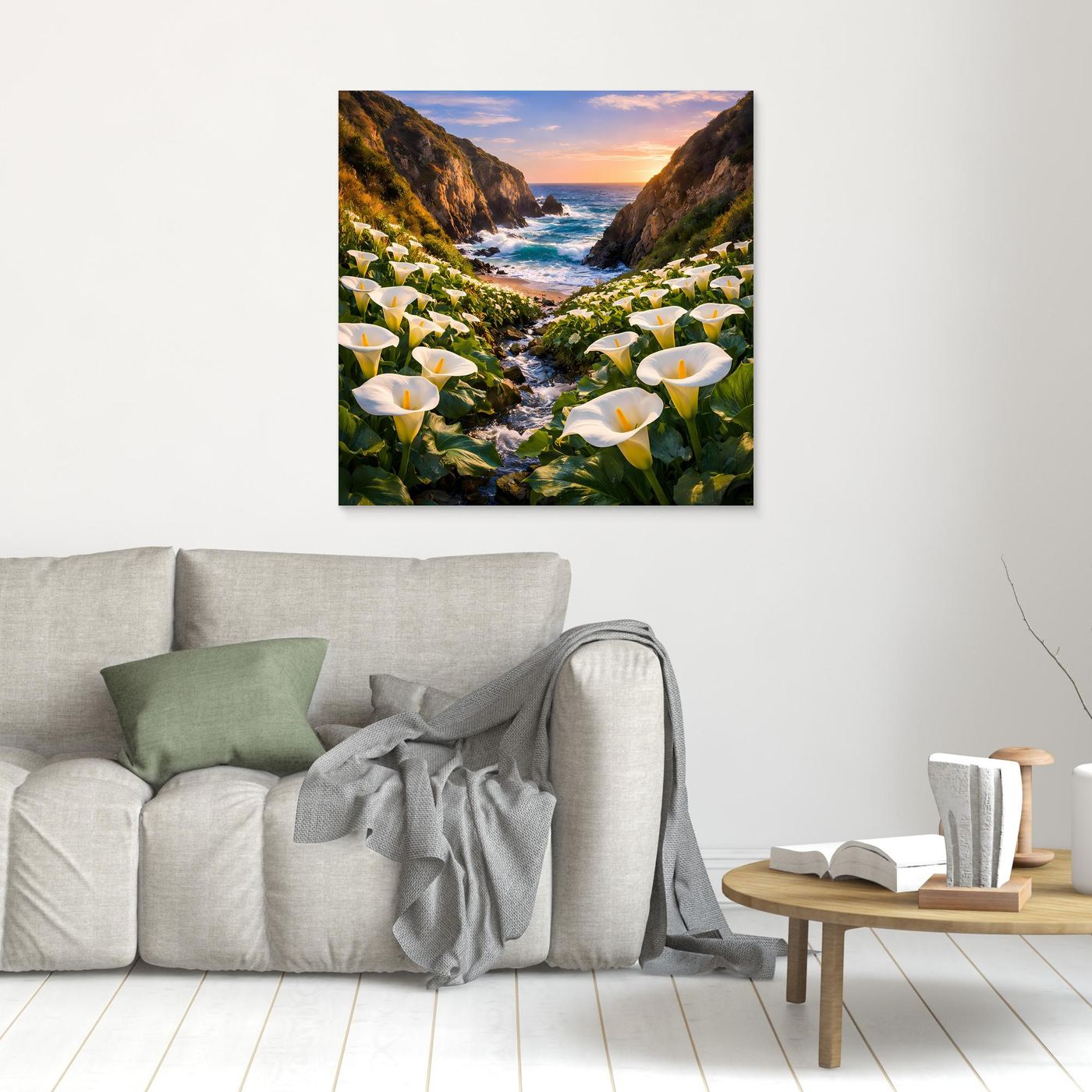 Gerahmtes Leinwandbild an der Wand mit weißen Calla-Blüten und Küstenschlucht am Meer im Sonnenuntergang
