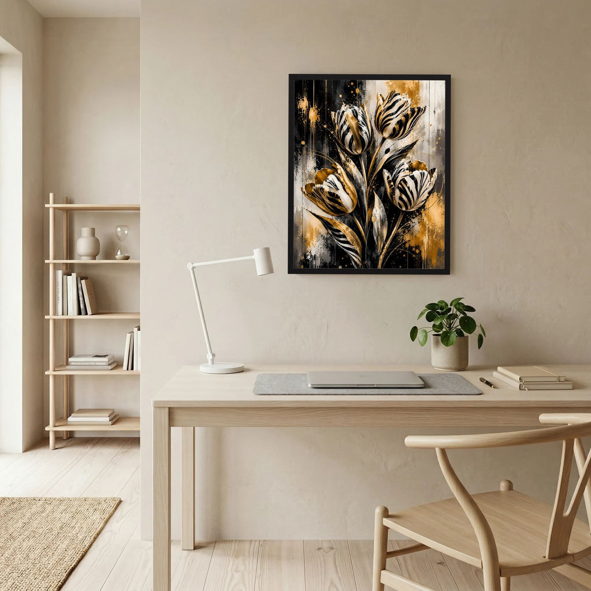 Gerahmtes Poster mit abstrakten Tulpen in Schwarz, Weiß und goldenen Akzenten, hochformatig
