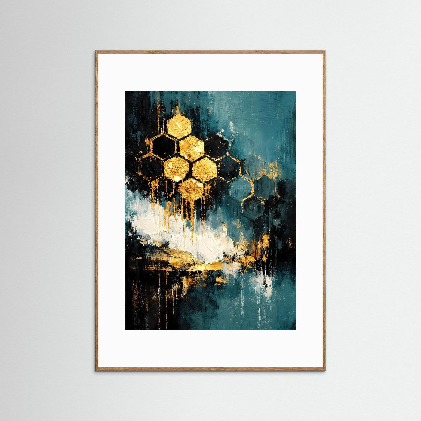 Hochformatiges Kunstposter mit goldenen Waben und Petrolblau, abstrakt; beiger Holzrahmen