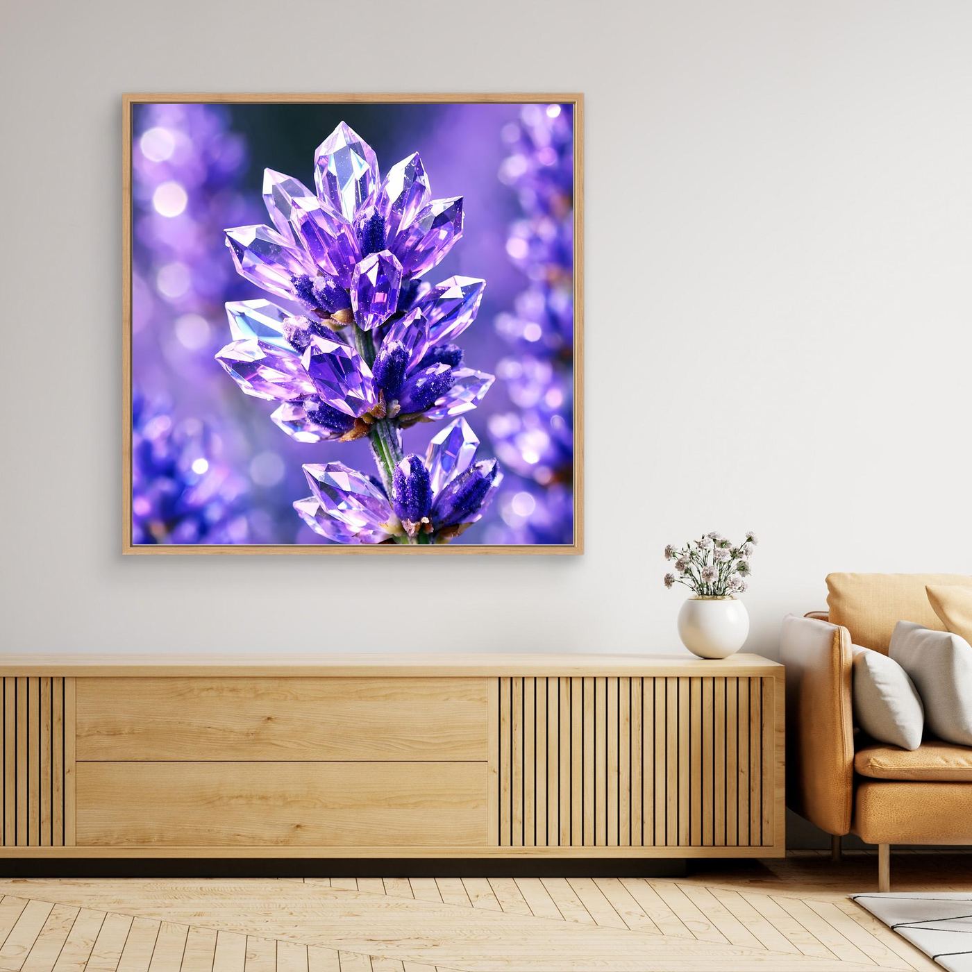Leinwandbild mit violettem Kristallblüten-Motiv im goldfarbenen Rahmen