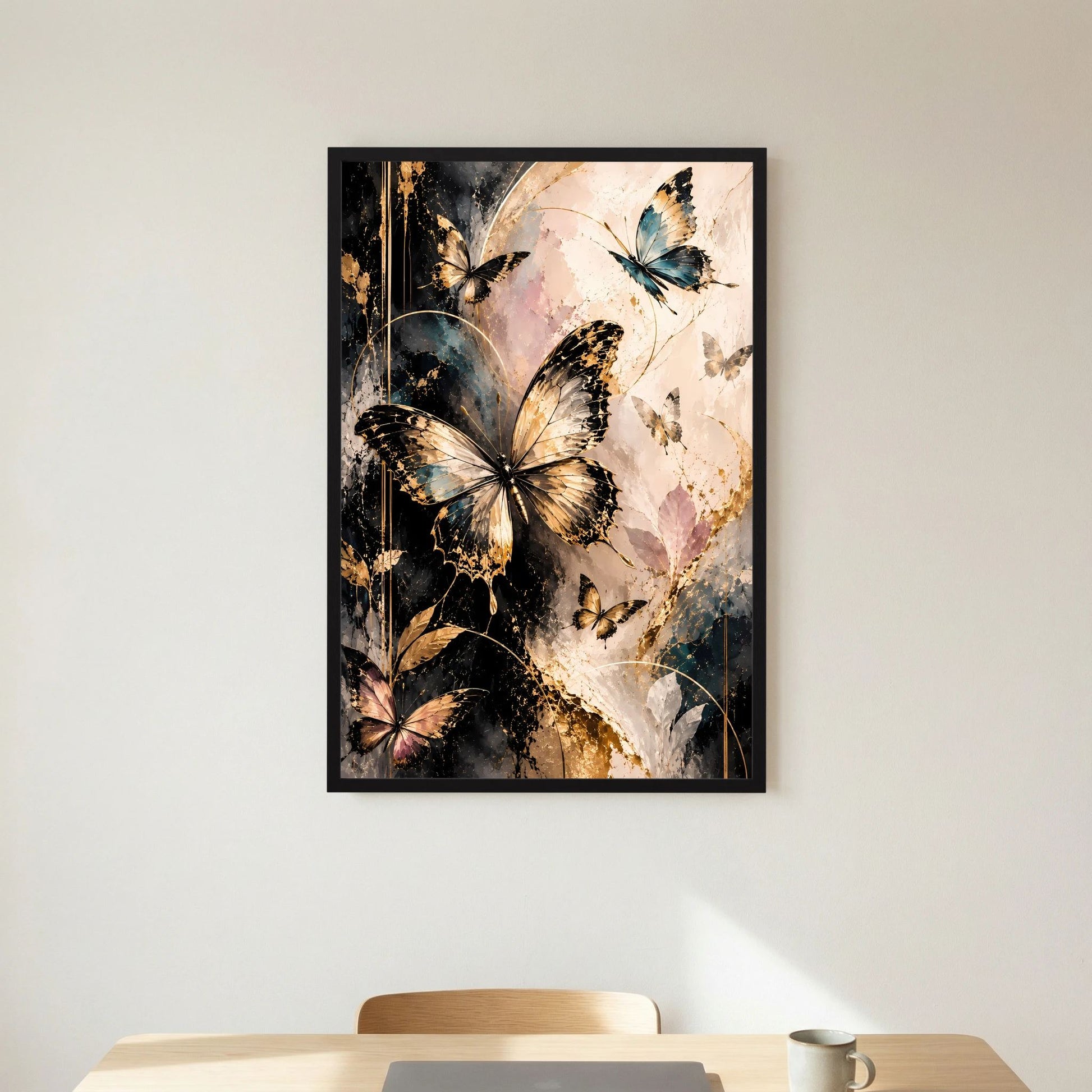 Gerahmtes Hochformat-Poster mit großen Schmetterlingen in Gold, Schwarz und Pastellrosa