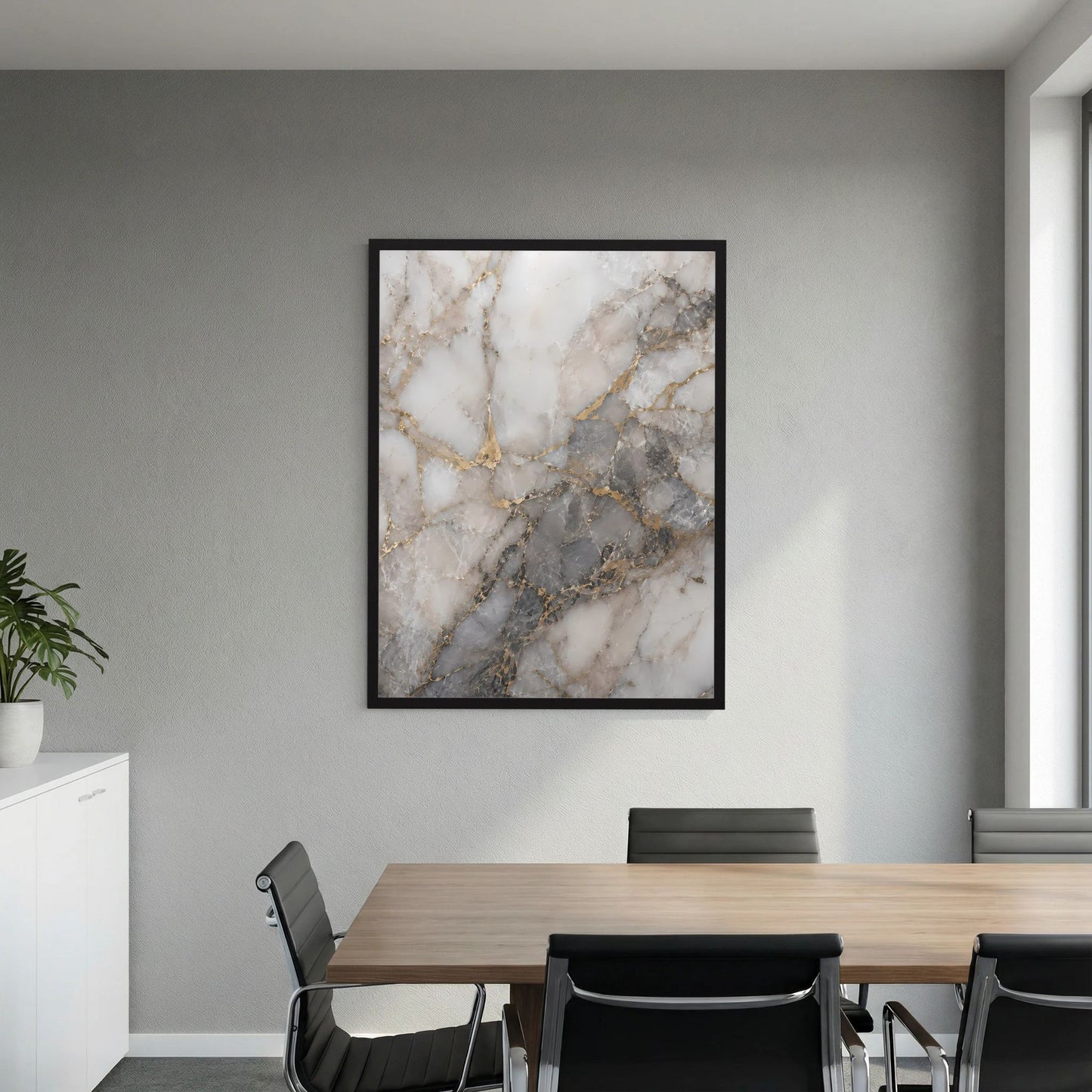 Poster im schwarzen Rahmen mit marmorierter Steinoptik in hellen Weiß- und Grautönen.