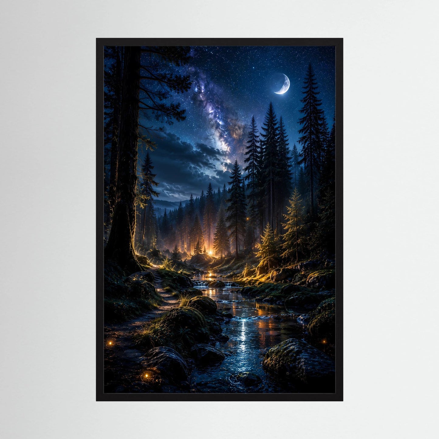 Poster Hochformat mit schwarzem Rahmen: nächtlicher Wald, Mondsichel, leuchtender Bach