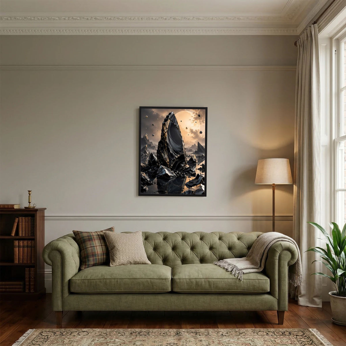 Gerahmtes Poster an der Wand mit dunkler Gebirgslandschaft und goldenem Lichtglanz