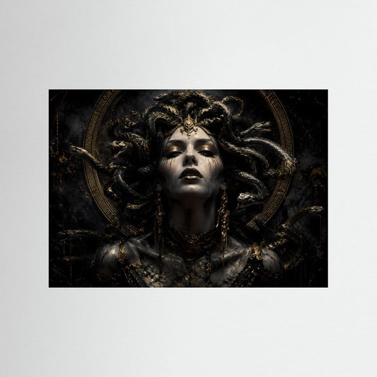 Poster: Medusa-Figur in Schwarz und Gold, ohne sichtbaren Rahmen