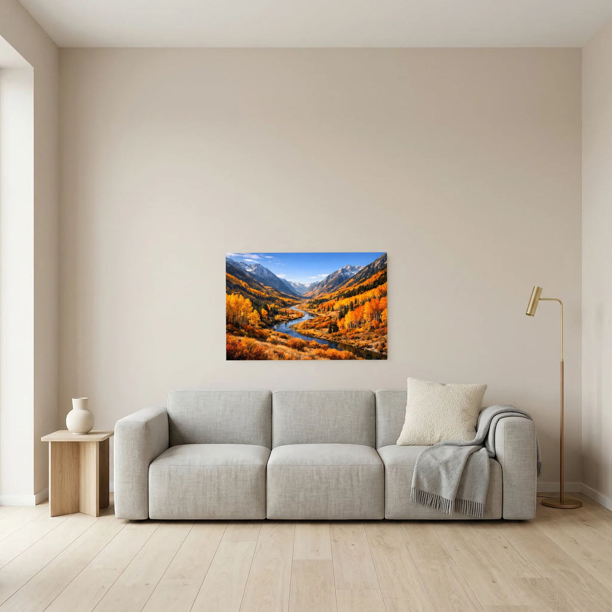 Wandposter querformat im Querformat: Fluss durch orange Herbstwälder in den Bergen