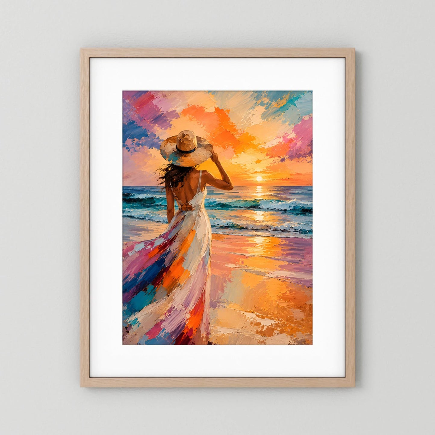 Poster mit Frau am Strand im bunten Kleid, Sonnenuntergang, heller Holzrahmen mit weißem Rand
