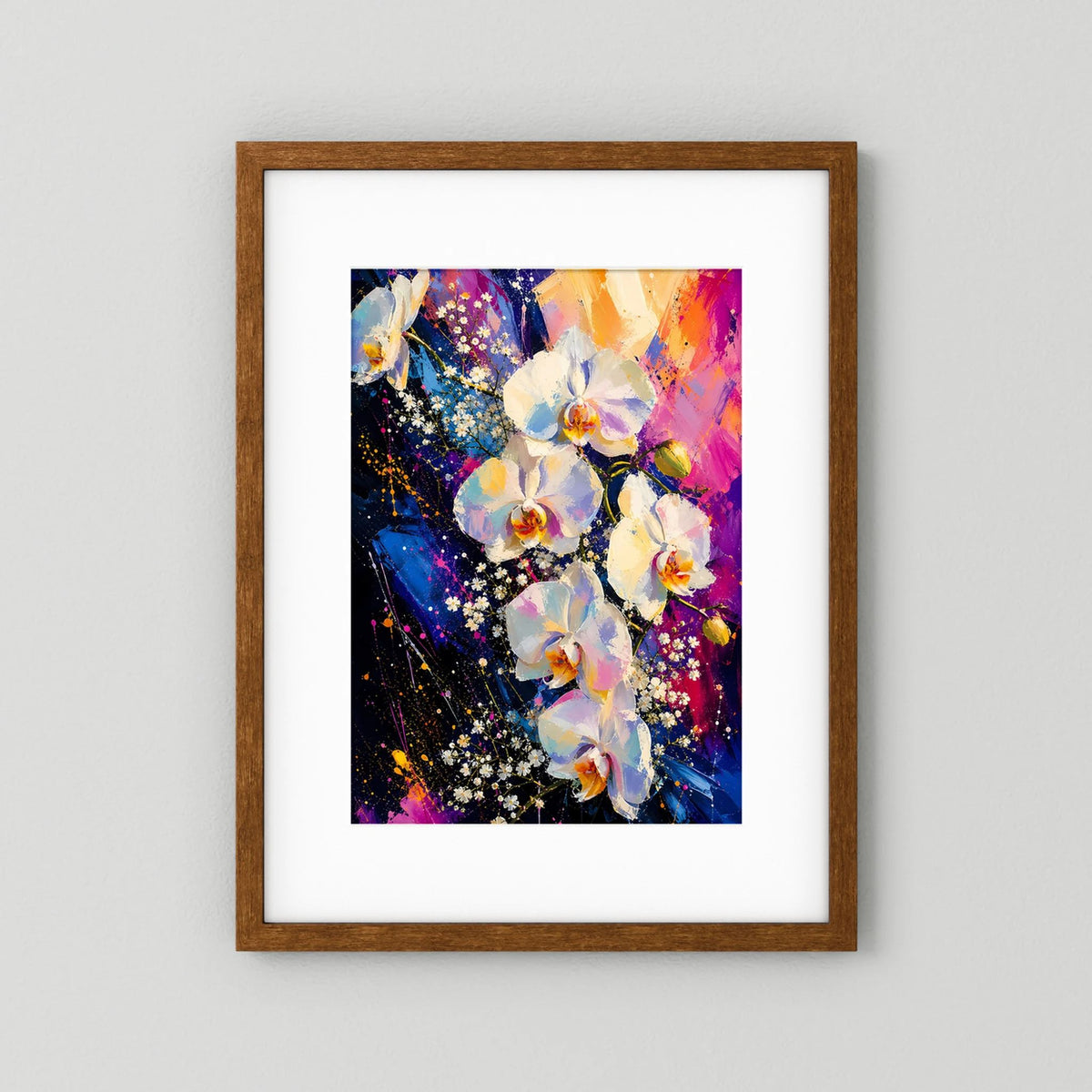 Poster mit abstrakten weißen Orchideen in Pink, Blau und Gold, brauner Holzrahmen und weißer Rand